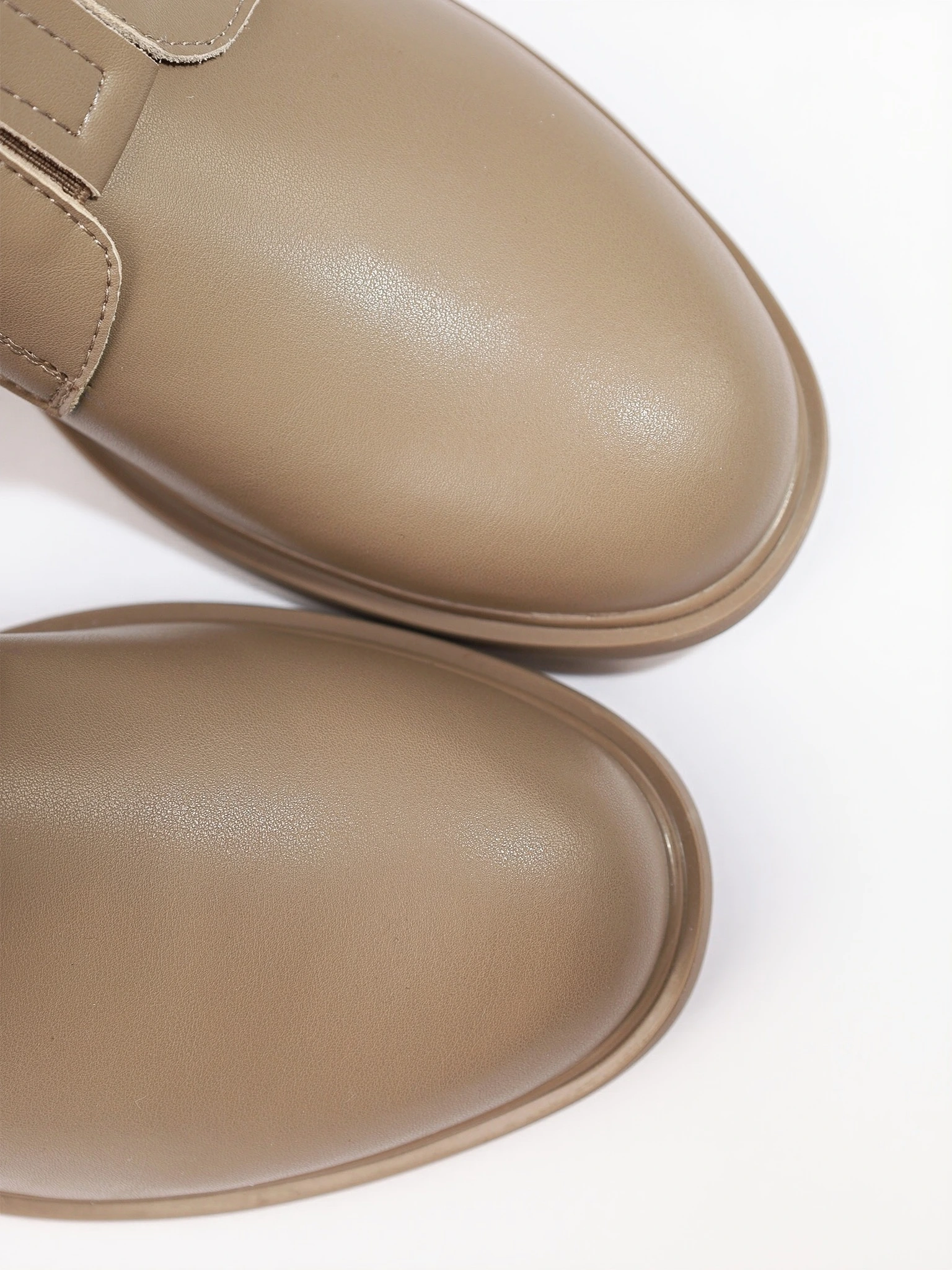 Ботинки бежевого цвета с эластичной вставкой спереди